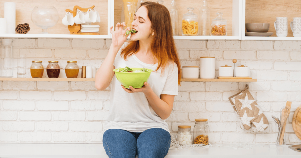 健康そうなアラサー女性がサラダを食べる写真